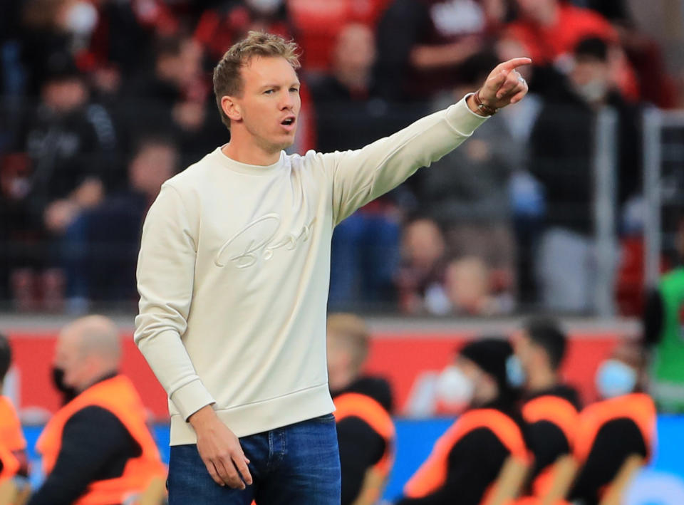 Bayern-Coach Julian Nagelsmann sitzt nach seiner Corona-Quarantäne gegen Benfica wieder auf der Bank. (Bild: Reuters)