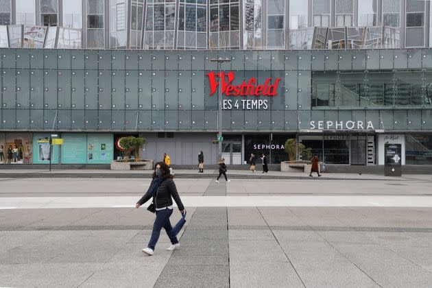 Photo d'illustration prise devant une des entrées du centre commercial Les 4 Temps à La Défense, Île-de-France (Photo: LUDOVIC MARIN via AFP)