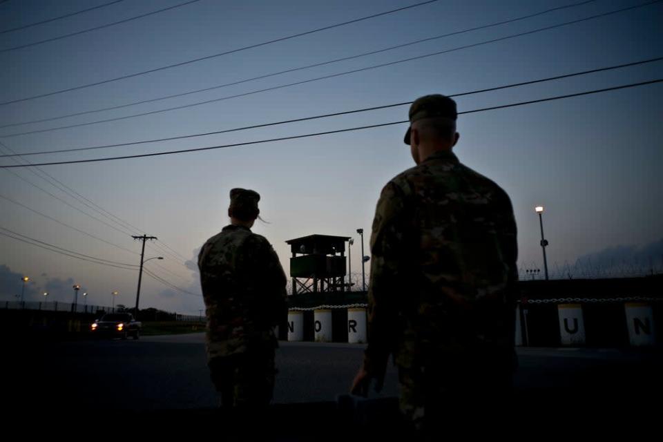 Soldados hacen guardia afuera del Campamento Delta en el centro de detenci&#xf3;n de la Bah&#xed;a de Guant&#xe1;namo en Cuba  (Copyright 2018 The Associated Press. All rights reserved.)
