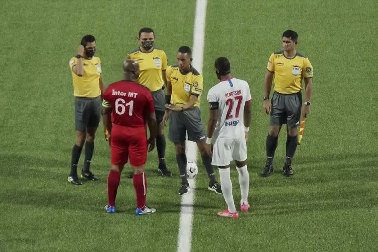 Ronnie Brunswijk, vicepresidente de Surinam y presidente del Inter Moengotapoe, con la terna arbitral, como capitán de su equipo