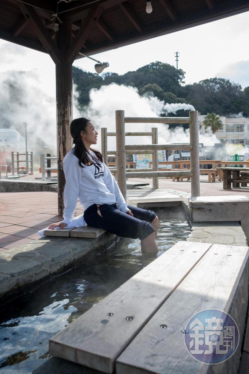 小浜溫泉的泉溫很高，一直噗噗冒煙。