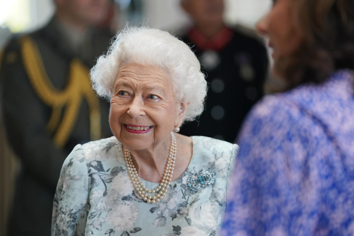 Une photo d’illustration de la reine Elizabeth II lors d’une visite pour inaugurer officiellement le nouveau bâtiment du Thames Hospice le 15 juillet 2022 à Maidenhead, en Angleterre.