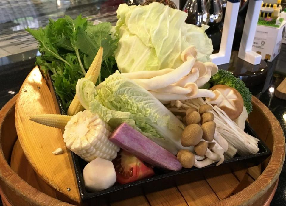 套餐中超過10種品項的季節蔬菜盤能解肉膩。