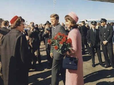 President_and_Mrs._Kennedy_arrive_at_Dallas640