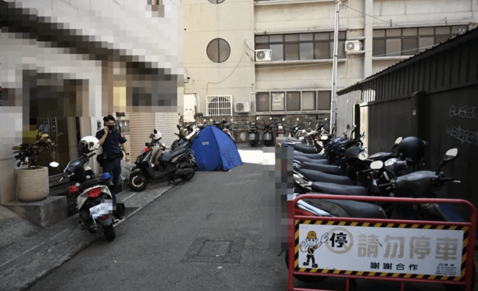 台中一名男子被人發現倒臥機車上且已死亡多時。（翻攝畫面）