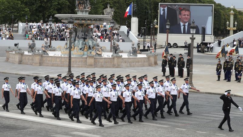 Foto del martes de funcionarios penitenciarios de Francia durante la celebración del Día de la Bastilla en París