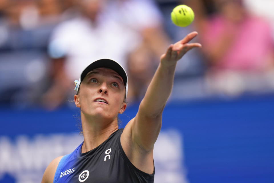 La polaca Iga Swiatek saca ante la sueca Rebecca Peterson durante la primera ronda del US Open, el lunes 28 de agosto de 2023, en Nueva York. (AP Foto/Manu Fernández)