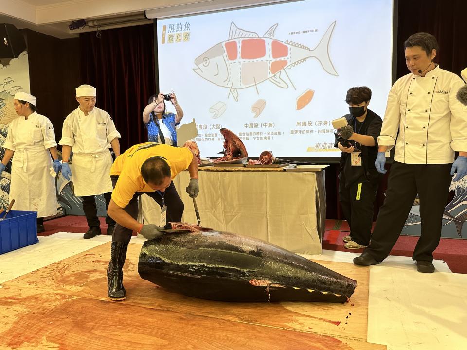 台南富信大飯店黑鮪魚季活動開跑首日，特別安排了一場殺魚秀。（記者施春瑛攝）