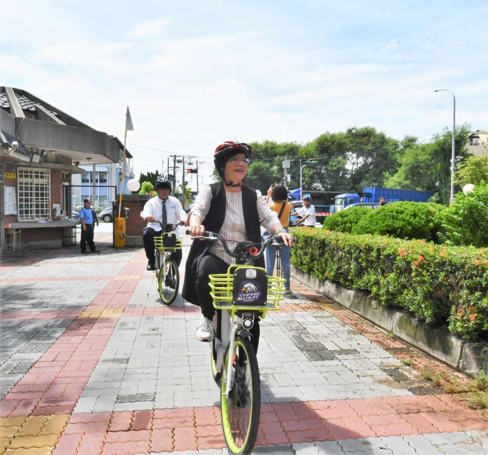 溪湖ＭＯＯＶＯ公共自行車啟用，彰化縣長王惠美帶頭試騎。（記者曾厚銘攝）