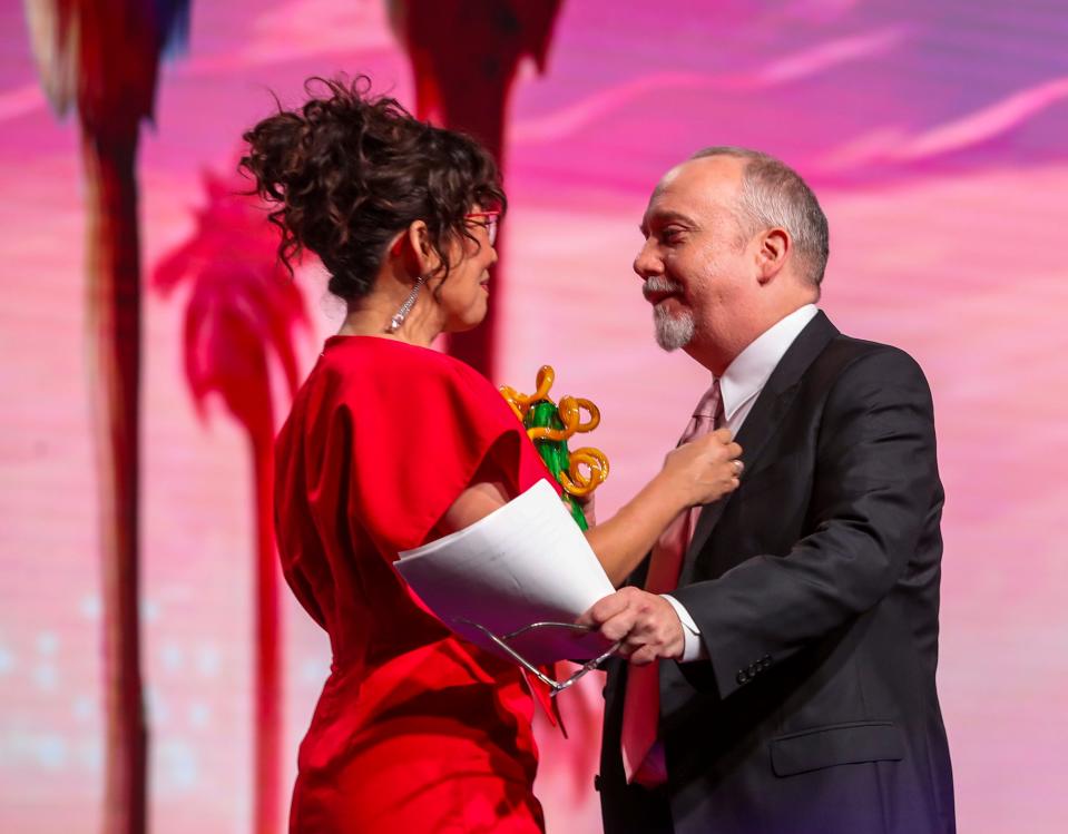 Paul Giamatti receives the Icon Award from presenter Sandra Oh during the Palm Springs International Film Awards in Palm Springs, Calif., Thursday, Jan. 4, 2024.
