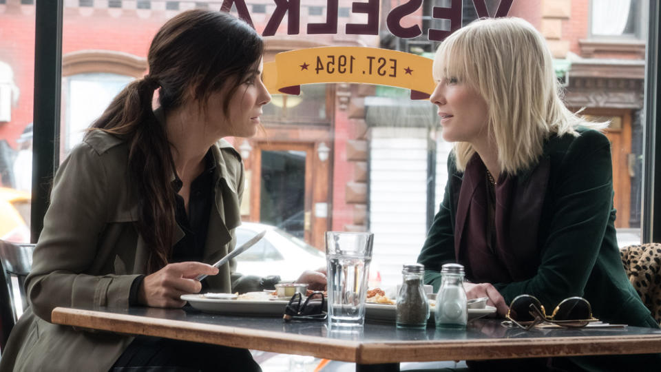 Sandra Bullock meldet sich mit "Ocean's 8" auf der Leinwand zurück und geht als Schwester von George Clooney auf Beutefang. Kann die weibliche Version der "Ocean's"-Reihe überzeugen?