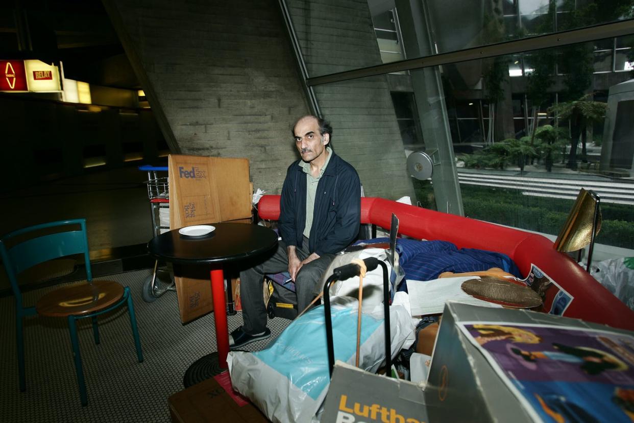 <span class="caption">Mehran Karimi Nasseri, refugiado iraní, en el aeropuerto Paris-Charles de Gualle, donde vivio durante 18 años. Nasseri supuestamente inspiró la película 'La Terminal' (2004), protagonizada por Tom Hanks. </span> <span class="attribution"><a class="link " href="https://www.gettyimages.com/detail/news-photo/sir-alfred-mehran-59-years-old-originally-from-iran-has-news-photo/627630152?adppopup=true" rel="nofollow noopener" target="_blank" data-ylk="slk:Eric Fougere/VIP Images/Corbis via Getty Images;elm:context_link;itc:0;sec:content-canvas">Eric Fougere/VIP Images/Corbis via Getty Images</a></span>