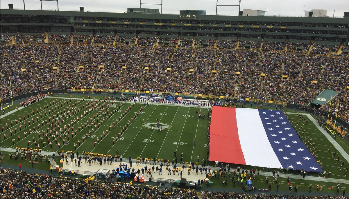 Esta es la bandera que sacaron los Green Bay Packers el domingo pasado. | Foto: Twitter