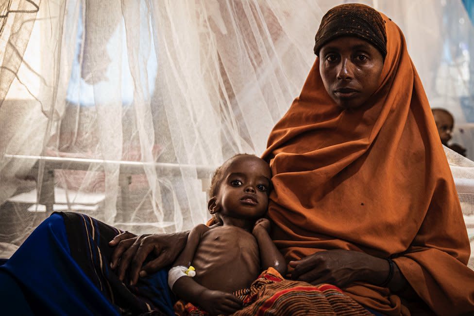 Mujer somalí con niño en Baidoa.