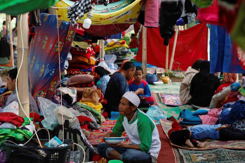 Los lugareños se refugian en una tienda de campaña improvisada tras el terremoto del lunes en Cianjur, provincia de Java Occidental, Indonesia