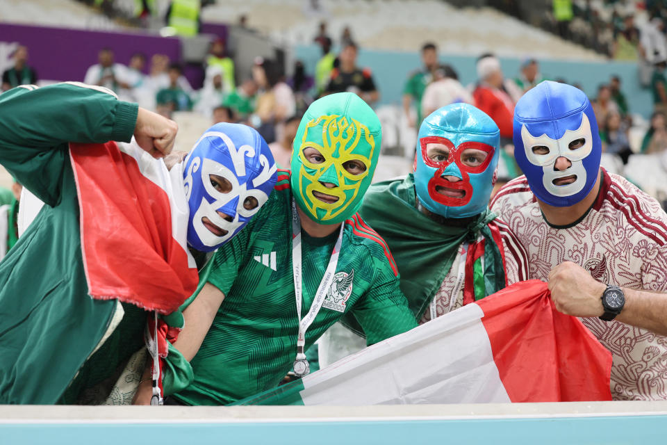 <p>頭戴摔角手面具的墨西哥球迷正在等待比賽開始。 （TSNA／法新社／KARIM JAAFAR／AFP）</p> 