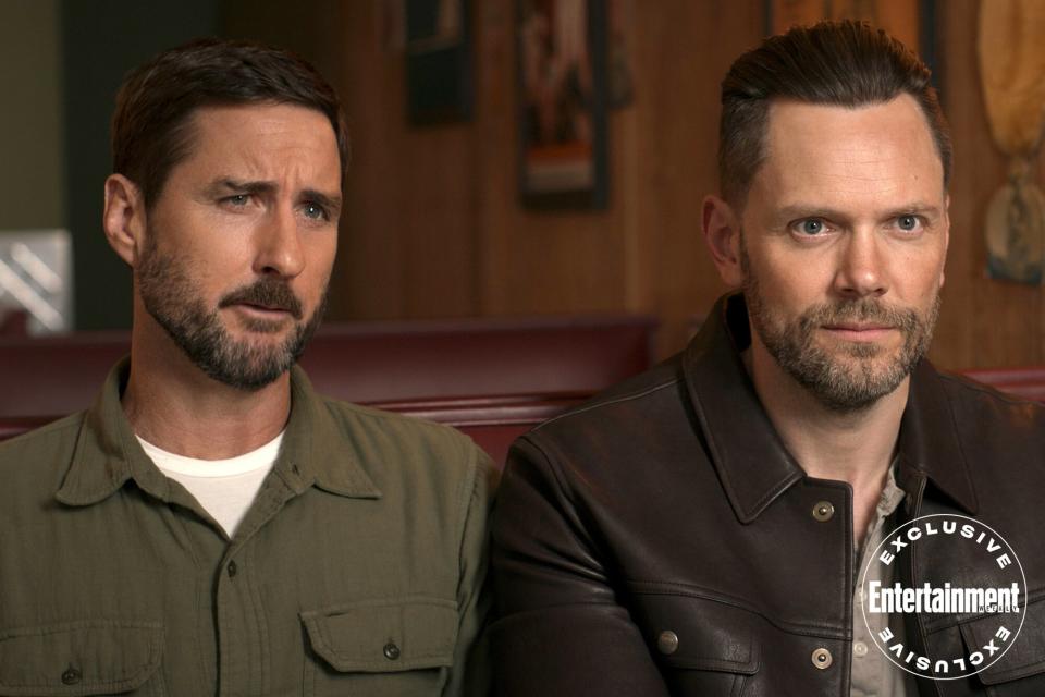 DC’s Stargirl -- “Frenemies - Chapter Two: The Suspects” -- Image Number: STG302g_0045r -- Pictured (L - R): Luke Wilson as Pat Dugan and Joel McHale as Sylvester Pemberton / Starman -- Photo: The CW -- © 2022 The CW Network, LLC. All Rights Reserved.