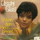 Ohnehin versuchte Uschi Glas vieles - und sich auch als Schlagersängerin: Bereits 1968 erschien ihre erste Single, zwei Jahre später nahm sie eine deutsche Version des Welthits "Love Grows (Where My Rosemary Grows)" auf. "Wenn dein Herz brennt" wurde damals von niemand Geringerem als dem späteren Disco-Papst Giorgio Moroder produziert. (Bild: Ariola)