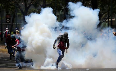 Demonstrators clash with riot police at a rally against Venezuela's President Nicolas Maduro's government in Caracas, Venezuela April 10, 2017. REUTERS/Carlos Garcia Rawlins