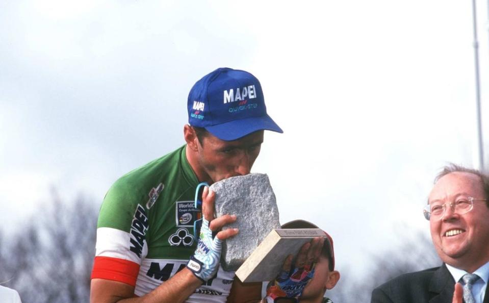 Andrea Tafi besó el trofeo (¡un adoquín!) como ganador de la París-Roubaix de 1999. El último italiano en vencer en la carrera participó en 13 ediciones y además de ese triunfo, logró otros dos podios: tercero en 1996 y segundo en 1998. / Foto: Yahoo Sports