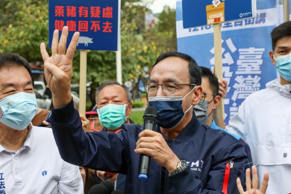 國民黨主席朱立倫前往台北市吳興街商圈參加公投宣講，站在街頭向往來的民眾以及當地商家說明投下四項公投同意票的重要性與必要性，獲得現場群眾的熱情回應。（記者王超群攝）