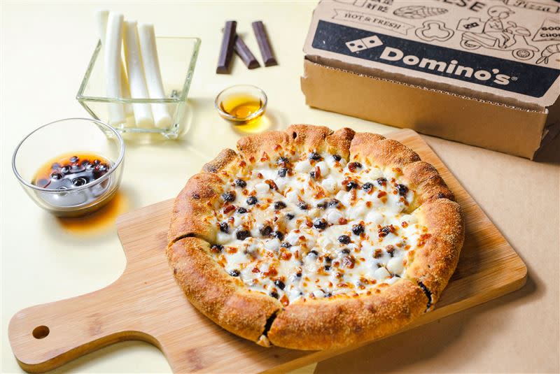 達美樂全新「香濃巧克力滋心珍珠披薩」開賣，即日起到‭10月‭22‬日嚐鮮價只要‭199‬元。（圖／達美樂提供）