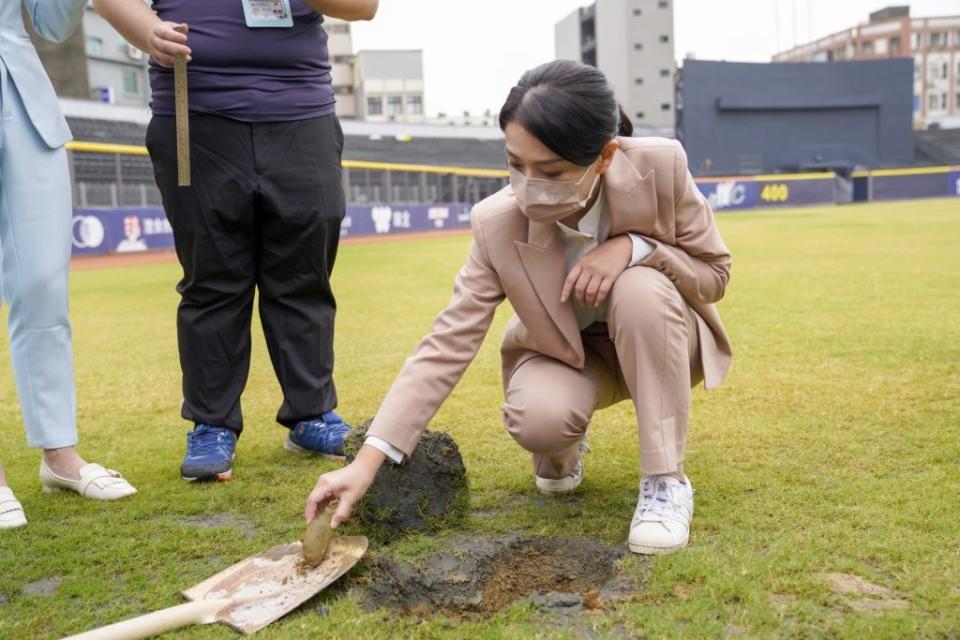 花了12億興建的新竹棒球場，隨便一挖就是磚頭、電線。(本報資料照)