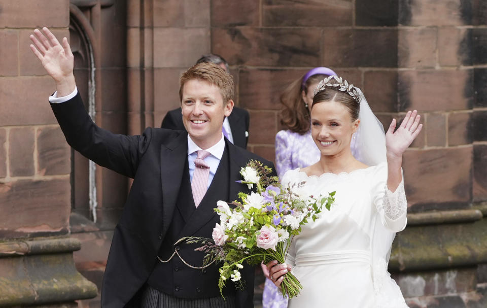 Olivia Henson y Hugh Grosvenor, el duque de Westminster salen de la catedral de Chester después de su boda el viernes 7 de junio de 2024. (Peter Byrne/PA via AP)