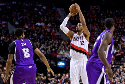 Blazers forward LaMarcus Aldridge tested his injured left thumb in a splint on the practice court. (USAT)