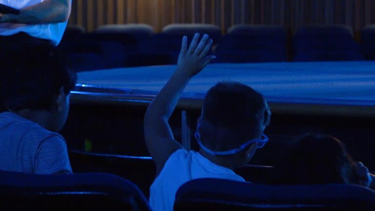 Joaquín en medio del curso de astronomía para chicos de 7 a 11 años