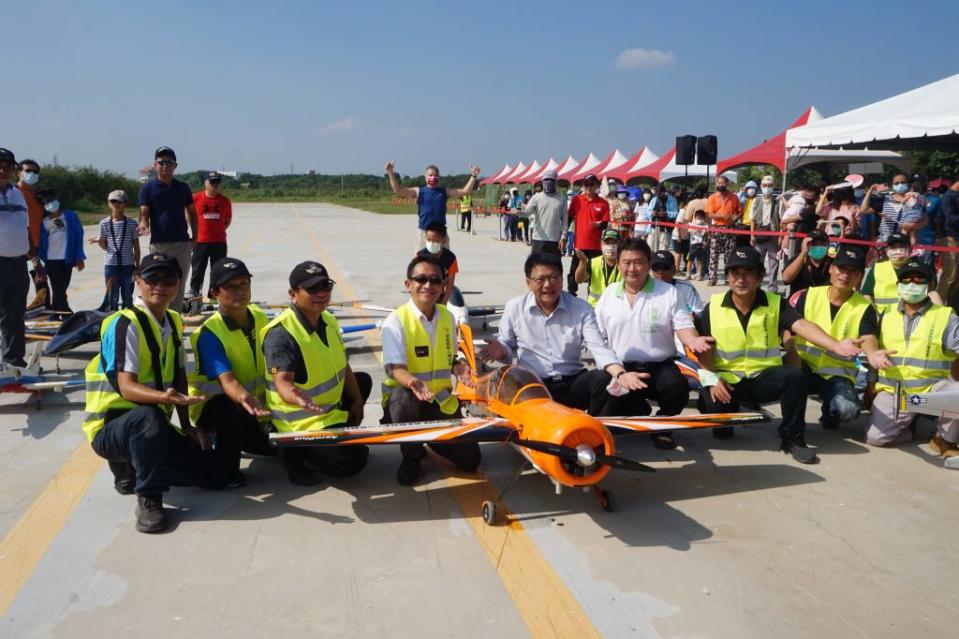 屏東首座無人機飛行場教育宣導活動，縣長潘孟安（中）親自參與，並邀請全國無人機愛好民眾到場體驗。（記者鄭伯勝攝）<br />縣長潘孟安（中）親自操作穿越機升空進行ＦＰＶ飛行視角體驗。（記者鄭伯勝攝）