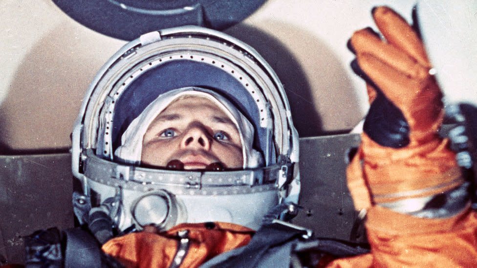 Yuri Gagarin, 1961, justo antes del despegue.