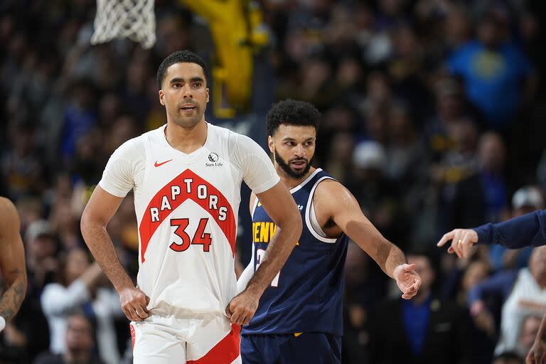 Jontay Porter (34), delante de Jamal Murray, en un partido de marzo último de Toronto Raptors contra Denver Nuggets, el equipo campeón y en el que actúa su hermano, Michael Porter Jr.; el ala-pivote fue eyectado de la liga por haber quebrado las normas sobre apuestas.