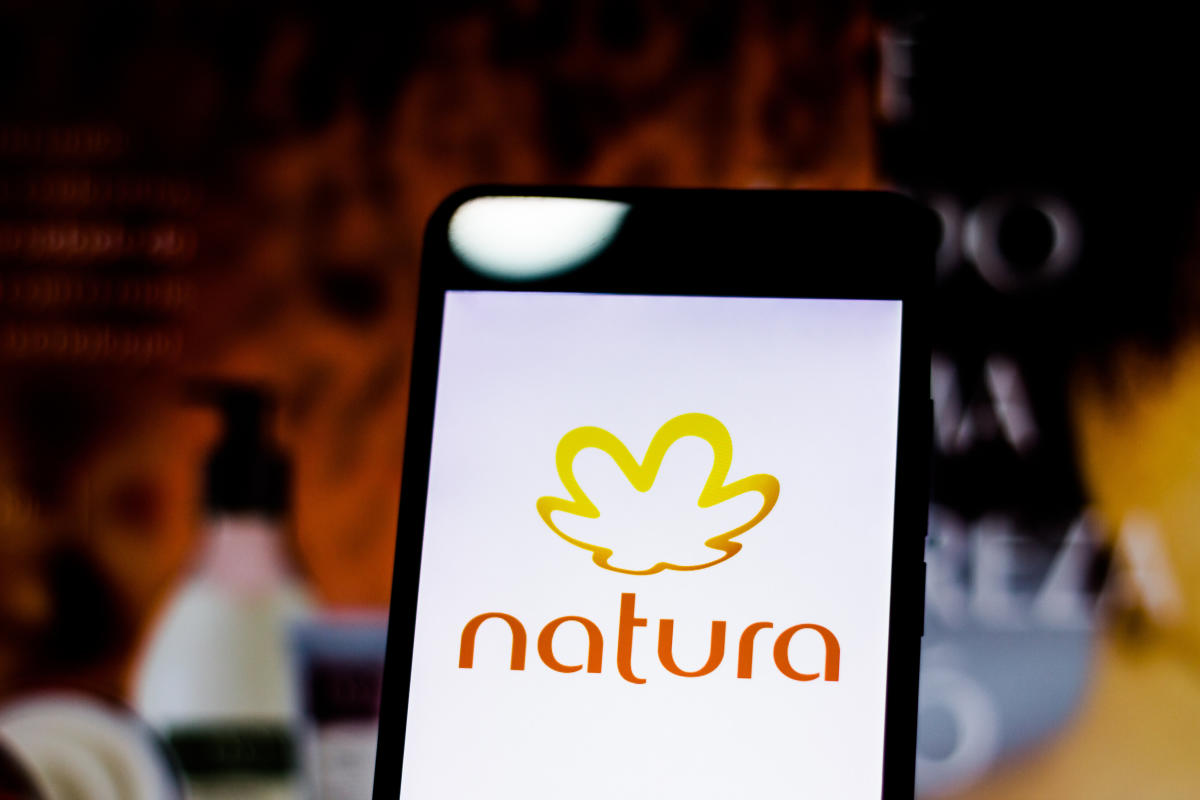 Natura confirma negociação para compra da Avon via troca de ações