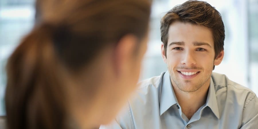 La forma de moverse, hablar y actuar nos hacen tener o no tener ‘capital erótico’. A las personas que lo tienen (a poco que hagan) les <span>puede ir muy bien en todos los aspectos de la vida, y en todas las ocupaciones.</span> (Foto: Getty)