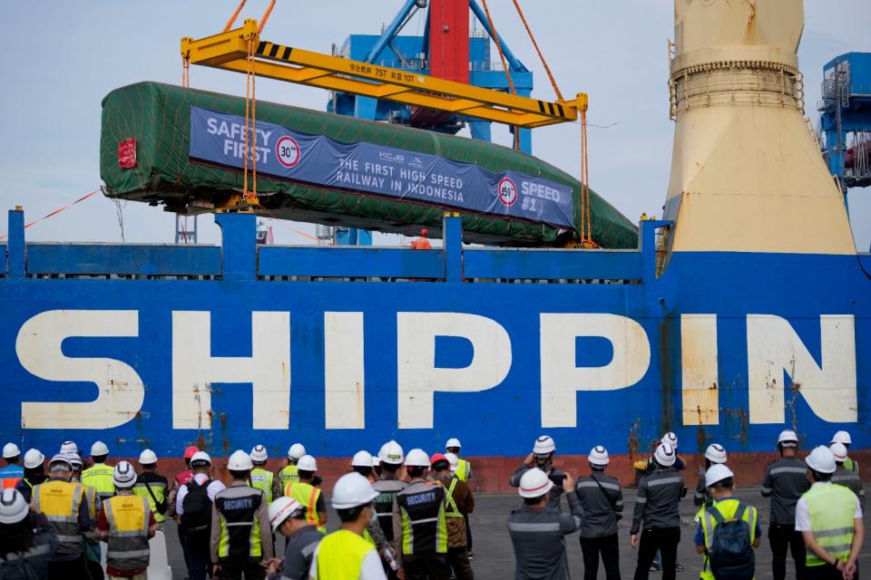 印尼雅加達港口工人2022年9月卸下中國製的高鐵車廂。美聯社
