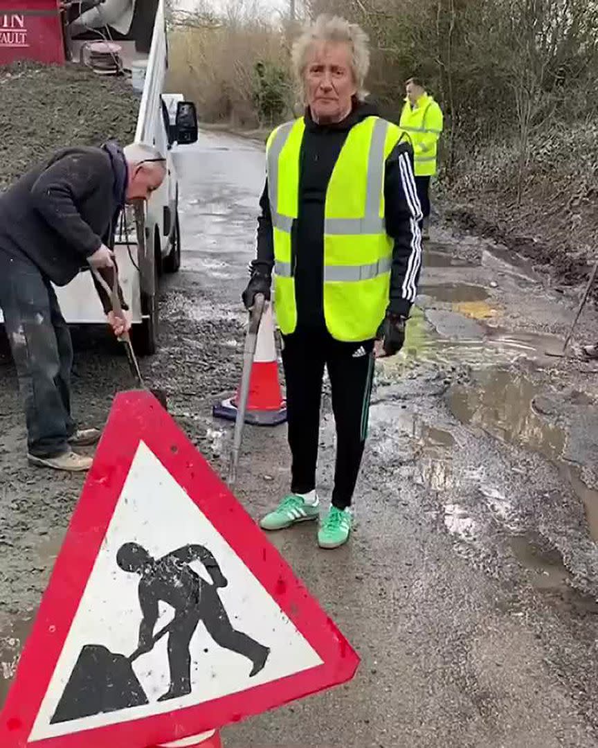 Rod Stewart tapó los baches cerca de su casa y se quejó de la gestión del gobierno