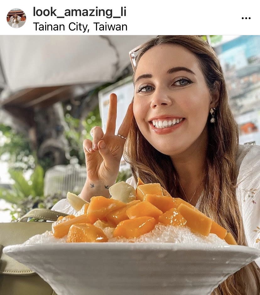 匈牙利網紅Li Taiwan開心品嘗台南夏季限定芒果冰。（觀旅局提供）