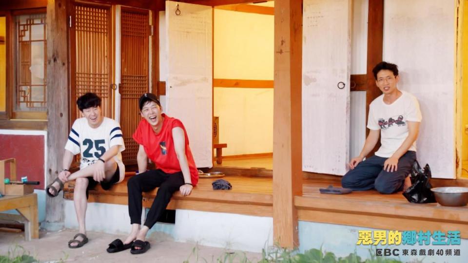 嚴基俊（左起）、尹鐘焄和奉太奎在實境秀《惡男的鄉村生活》吃足苦頭，年紀最小的尹鐘焄更是忙個不停。（東森戲劇台提供）