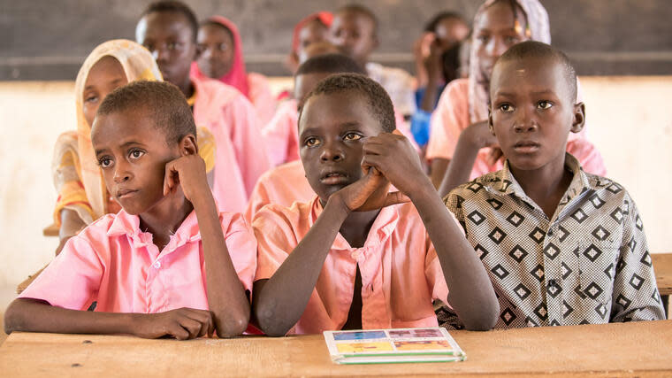 Eine Schulklasse in Niamey, der Hauptstadt vom Niger: Das Land hat eine der höchsten Analphabetenraten der Welt. Foto: dpa