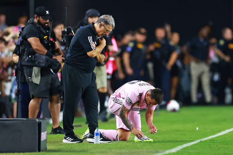 Gerardo Tata Martino conversa con Lionel Messi antes del inicio de la segunda etapa del encuentro que Inter Miami disputó frente a Cruz Azul por la Leagues Cup 20203