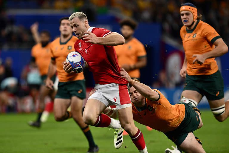 Todo potencia, Gareth Davies se escapa hacia el ingoal australiano a pesar del tackle de Andrew Kellaway 