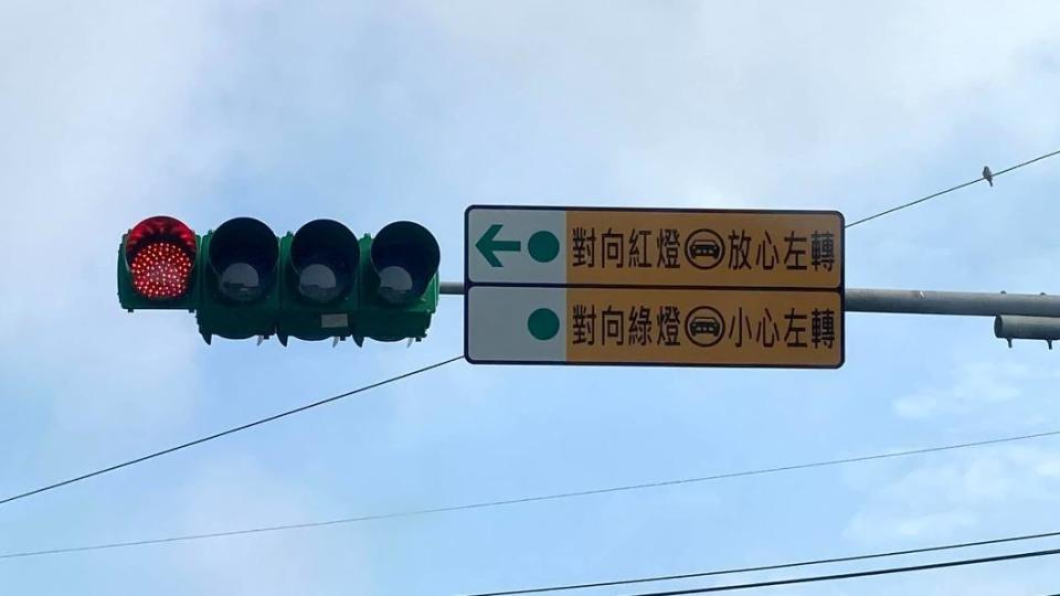 民眾在桃園路口看見特殊的輔助告示牌。（圖／翻攝自「路上觀察學院」臉書）