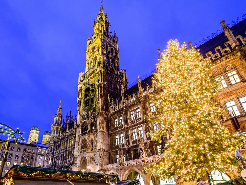 In München ist die Tanne wieder hell erleuchtet. (Bild: FooTToo/Shutterstock.com)