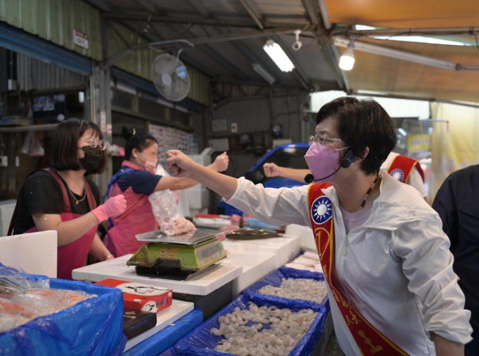 國民黨彰化縣長候選人王惠美（右）到員林掃街拜票。（王惠美競總提供）