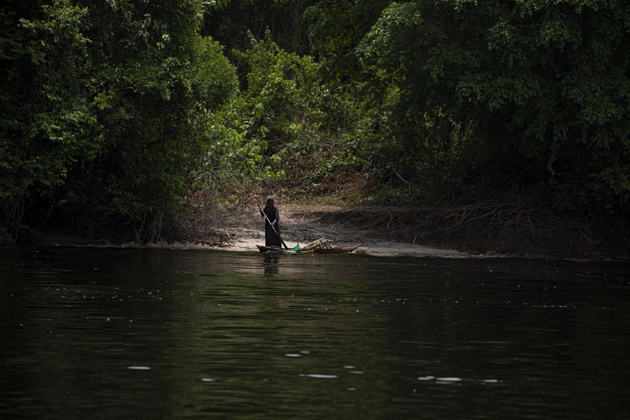 El río Ruki, al este de Mbandaka en la provincia ecuatorial de la República Democrática del Congo, el 16 de marzo de 2022. (Ashley Gilbertson/The New York Times)
