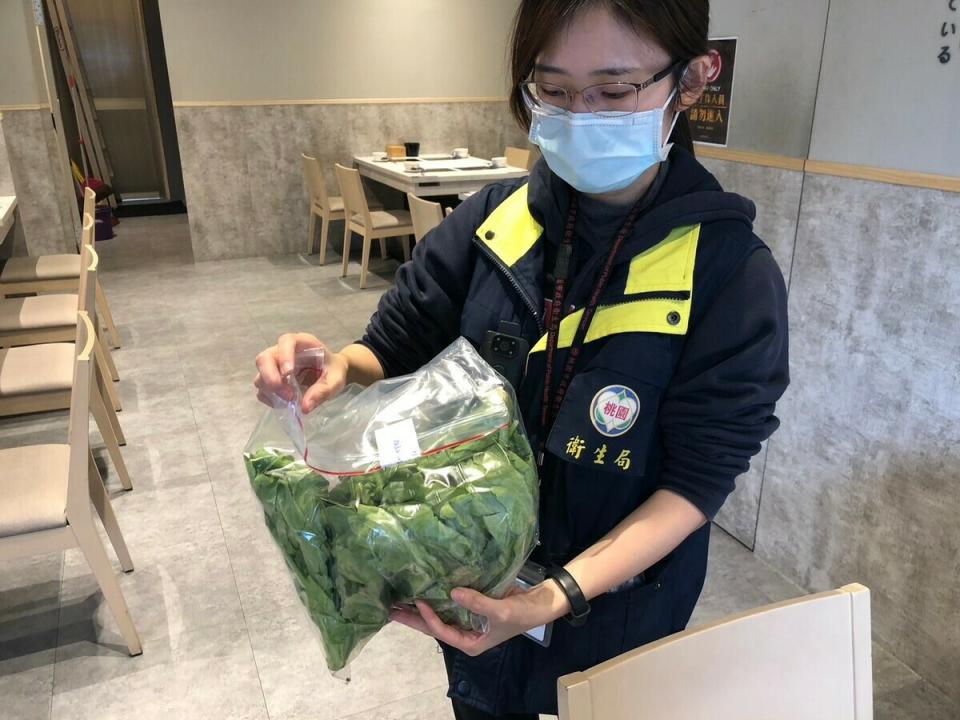 桃園市政府衛生局針對市售春節應景食品進行了第二波抽驗，總共抽驗了 122 件商品。   圖 : 翻攝桃園市政府衛生局臉書