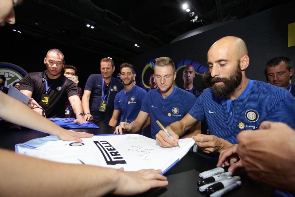 <p>Inter Milan players sign autographs for fans at a fan event. Photo: Nike </p>