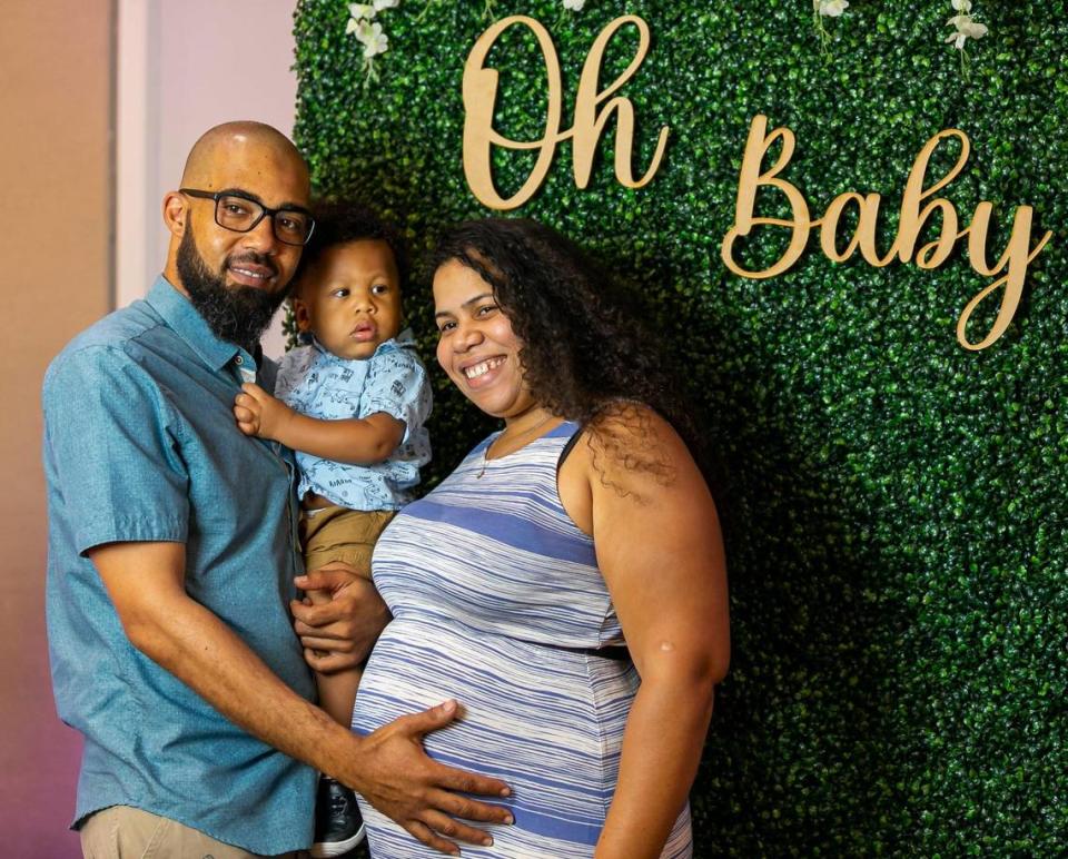 De izquierda a derecha: Keneil McIntosh, Kyan McIntosh, de 11 meses, y Mishell McIntosh asisten a un Baby Shower comunitario en el Milander Center para Artes el sábado 6 de agosto de 2022 en Hialeah, Florida.