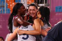 Foto del domingo de las jugadoras de EEUU celebrando el oro en el baloncesto 3x3 de los Juegos de Tokio